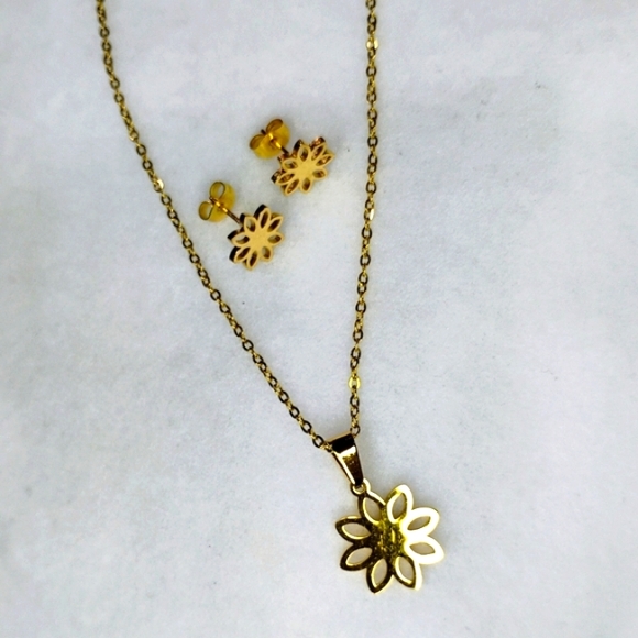 Elegant Gold Flower Necklace and Earring Set - Picture 4 of 4